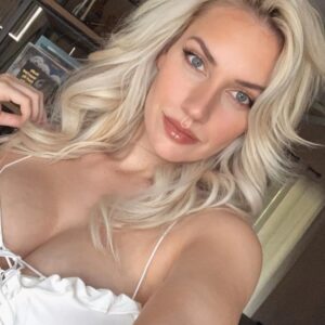 Paige Spiranac asks why ‘no one ever approaches her’ as golf beauty shows off abs in daring crop top