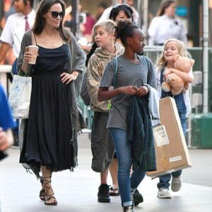 Angelina Jolie and daughter Shiloh redefine motherdaughter goals with their stylish outing. Elegance meets skater chic at the toy store! Angelina Jolie and daughter Shiloh redefine motherdaughter goals with their stylish outing. Elegance meets skater chic at the toy store!