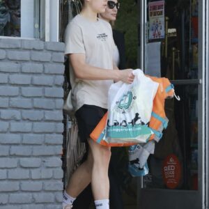 Angelina Jolie’s son Knox, 15, is now taller than his famous mom as they’re seen on shopping trip in Los Angeles Angelina Jolie’s son Knox, 15, is now taller than his famous mom as they’re seen on shopping trip in Los Angeles