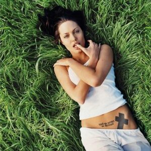 Captivating in her understated chicness, Angelina Jolie effortlessly showcases timelessness with every casual look. A modern style inspiration! Captivating in her understated chicness, Angelina Jolie effortlessly showcases timelessness with every casual look. A modern style inspiration!