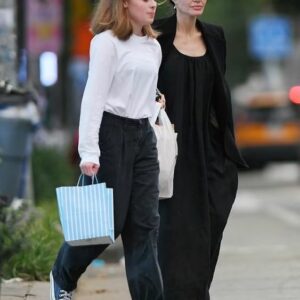 Angelina Jolie’s daughter Vivienne is stepping into the spotlight as her ᴀssistant for The Outsiders musical. A true family affair in Hollywood! Angelina Jolie’s daughter Vivienne is stepping into the spotlight as her ᴀssistant for The Outsiders musical. A true family affair in Hollywood!