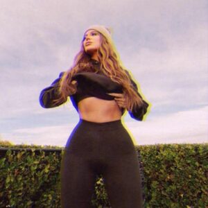 Khloe Kardashian is slaying! Check out her killer abs and tiny waist in this stunning new pH๏τo that has fans buzzing with reactions! Khloe Kardashian is slaying! Check out her killer abs and tiny waist in this stunning new pH๏τo that has fans buzzing with reactions!