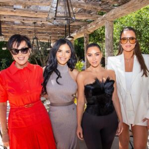 Join Khlo Kardashian as she gives us an exclusive look inside Lauren Snchez’s dazzling book launch party.